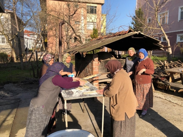 Kadınlar Yaptıkları Pidelerin Gelirini Camiye Bağışladı
