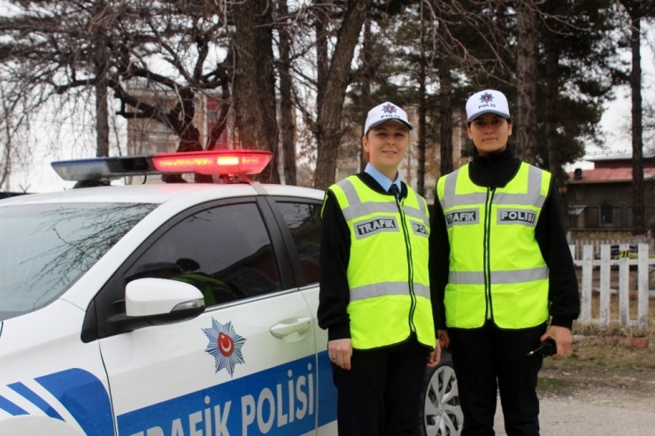 Evde Anne, İş Yerinde Trafik Polisi