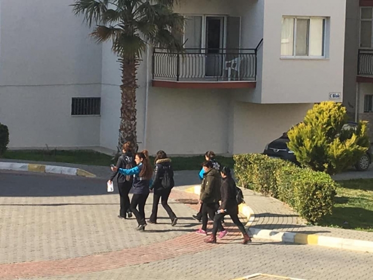 Kuşadası’nda Resmi Kıyafetle Seçim Çalışması Tartışması