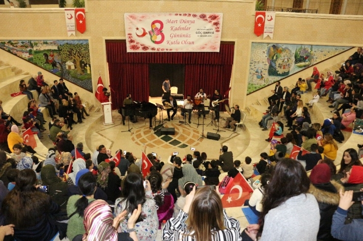 Yabancı Kadınların Mutlu Günü