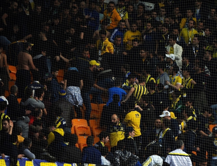 Fenerbahçe Tribünleri Karıştı