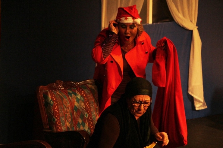 ’Kırık Askı’ Kuşadası’nda Seyirci İle Buluştu