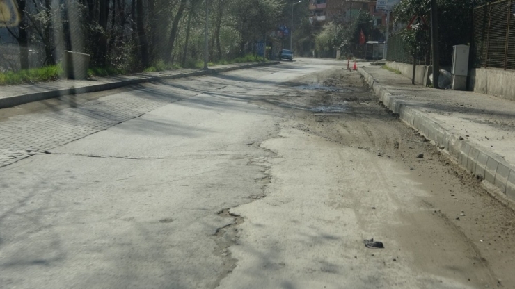 Bir Tarafı Paket Taş, Diğer Yanı Beton