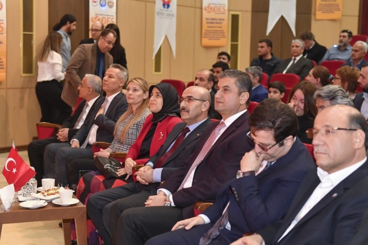 Vali Demirtaş, "Komşu Köyün Delisi"ni İzledi