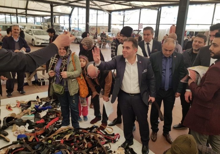 Ak Parti’li Belediye Başkan Adayı Ulusoy’dan Engelli Esnafa Akülü Sandalye Yardımı