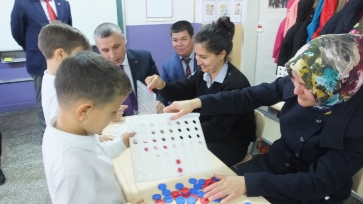 Balıkesir’de Öğrenciler Sınıfta Anneleri İle Birlikte Zeka Oyunları Oynuyor