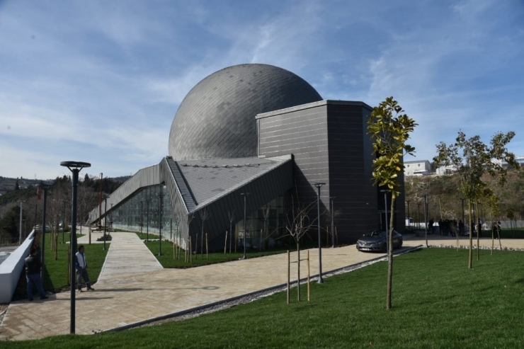 Sanal Gerçeklik Küresi Açılışa Hazırlanıyor