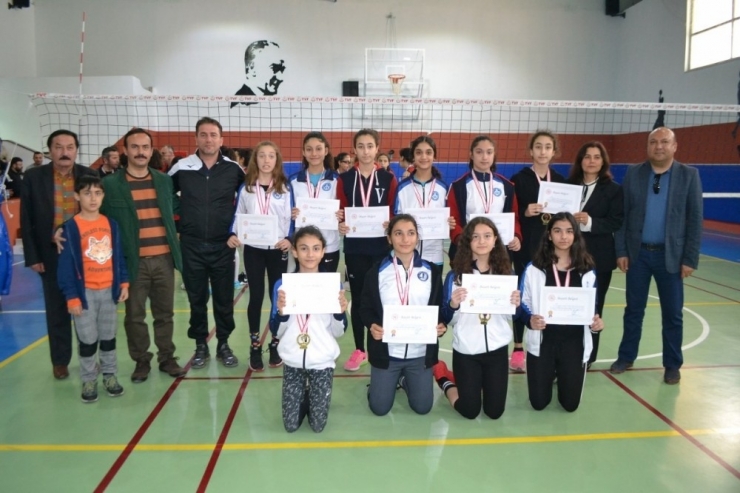 Bozyazı’da Yıldız Kızlar Voleybol Birinciliği Müsabakaları Sona Erdi