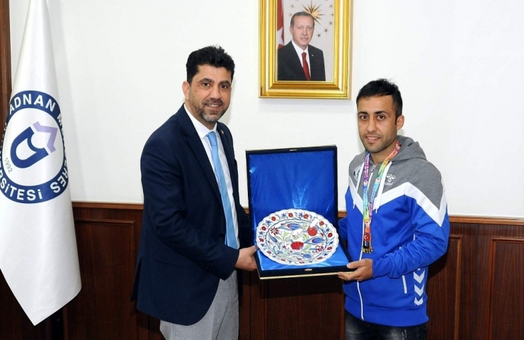 Türkiye Birincisi Sporcudan Rektör Aldemir’e Ziyaret