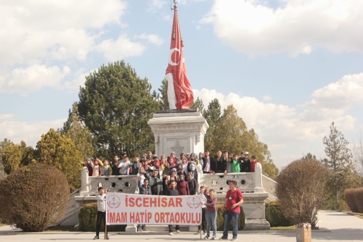 Afyonkarahisarlı Öğrenciler Dumlupınar Şehitliği’nde