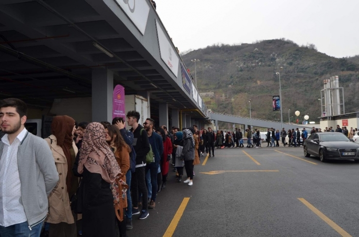 Maç İçin Değil Kariyer İçin Kuyruğa Girdiler