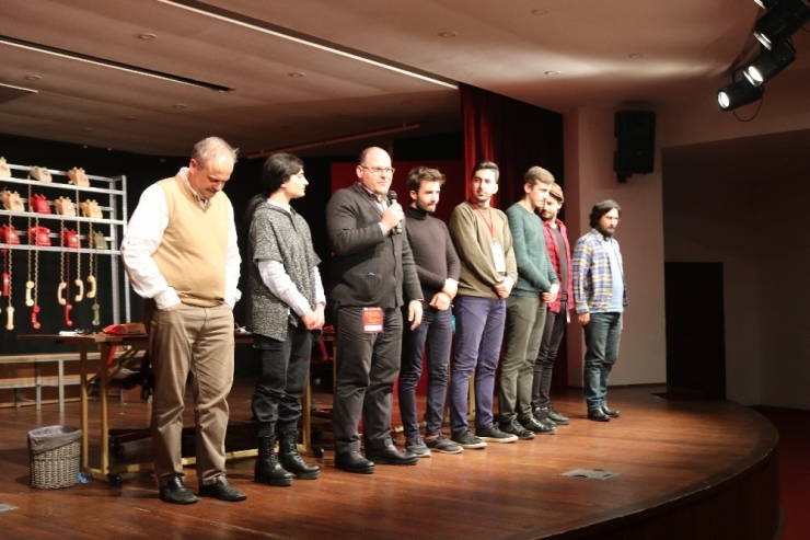 Trabzon Şehir Tiyatrosu Büyük Alkış Topladı