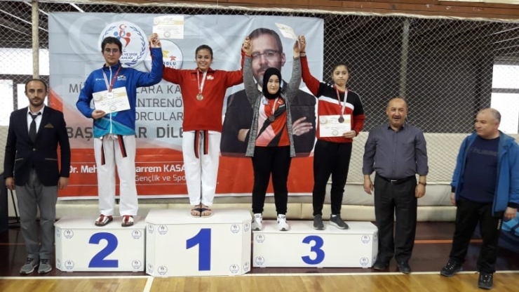 Denizlili Kız Ve Erkek Taekwondocular Madalyalar İle Döndü