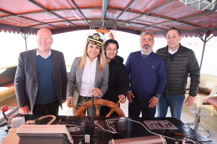 Ak Parti’li Başkan Adayının Yüzer Gezer Seçim Ofisi