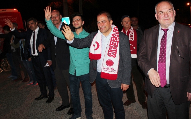 Başkan Uçak’a Nazar Değmesin Diye Üzerlik Tüttürdü