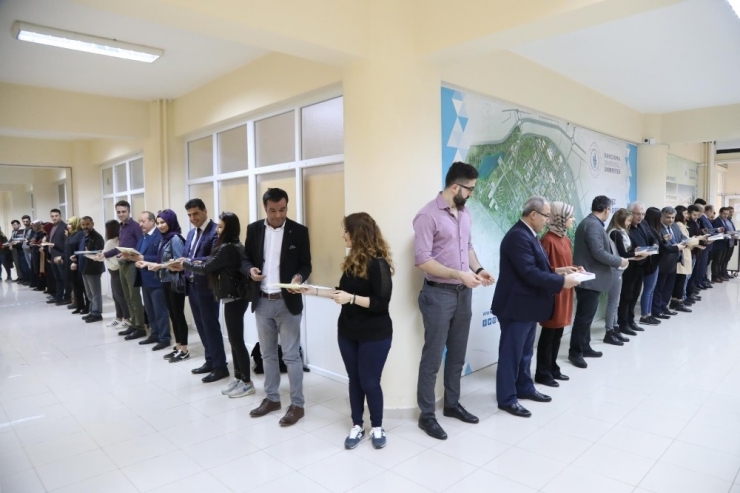 Kitapların Taşınması İçin İnsan Zinciri Oluşturuldu