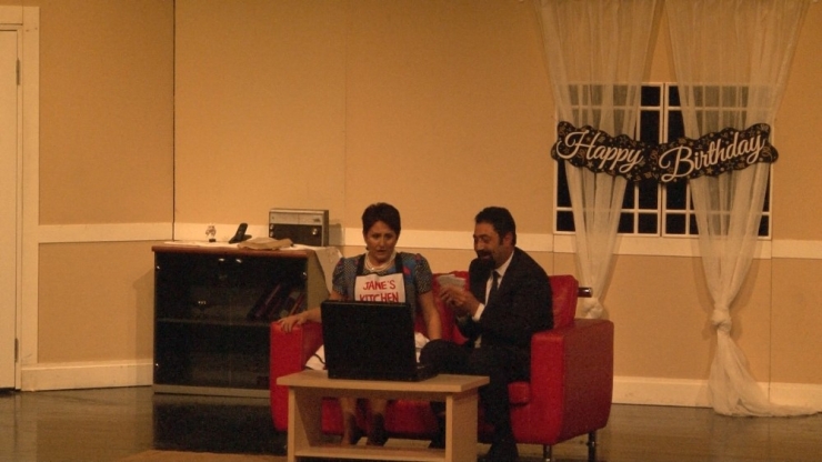 Alzheimer Hasta Konuk Evi İçin Sahnelenen "Komik Para" Oyunu İzleyicileri Kahkahaya Boğdu