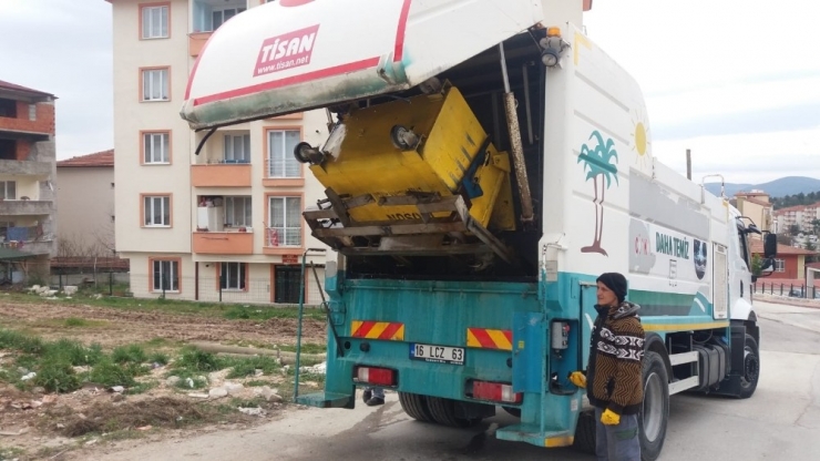 Çöp Konteynerleri Yıkanarak Dezenfekte Ediliyor