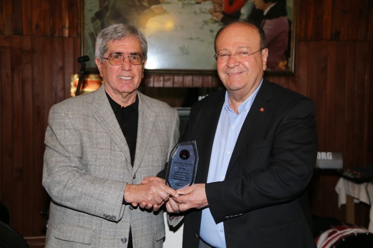 Tepecik Tuğla Spor’dan Başkan Özakcan’a Plaket