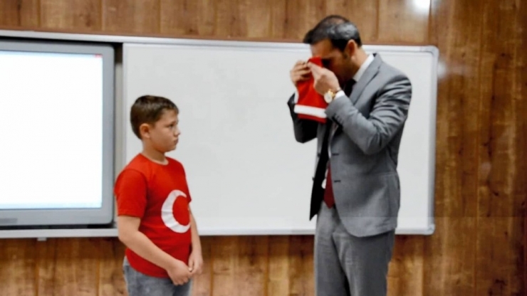 Küçük Hasan’ın Duygulandıran Bayrak Sevgisine Kaymakam’dan Ödül