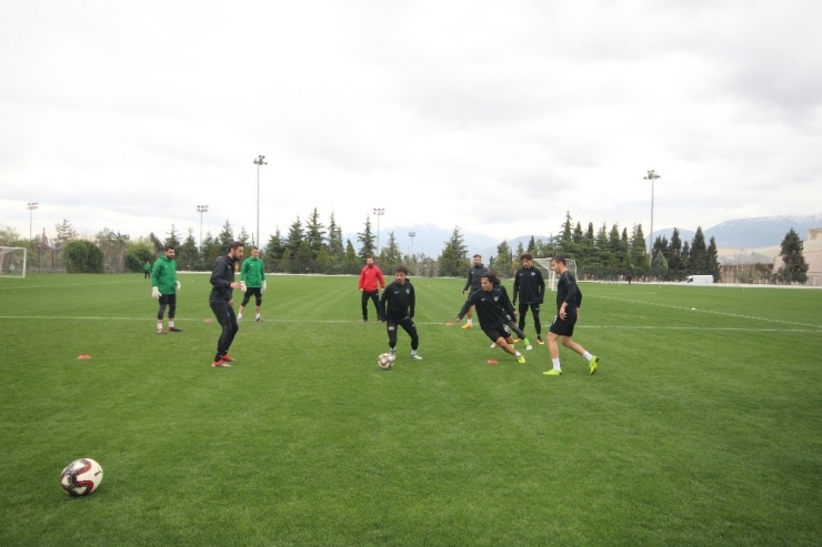 Denizlispor Yağmur Altında Çalıştı