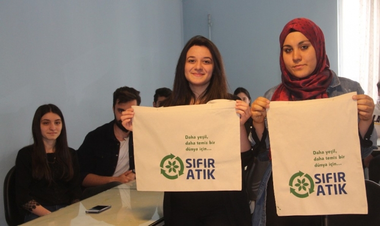 Naylon Poşete Savaş Açan Üniversite Öğrencileri Bez Çanta Dikiyor