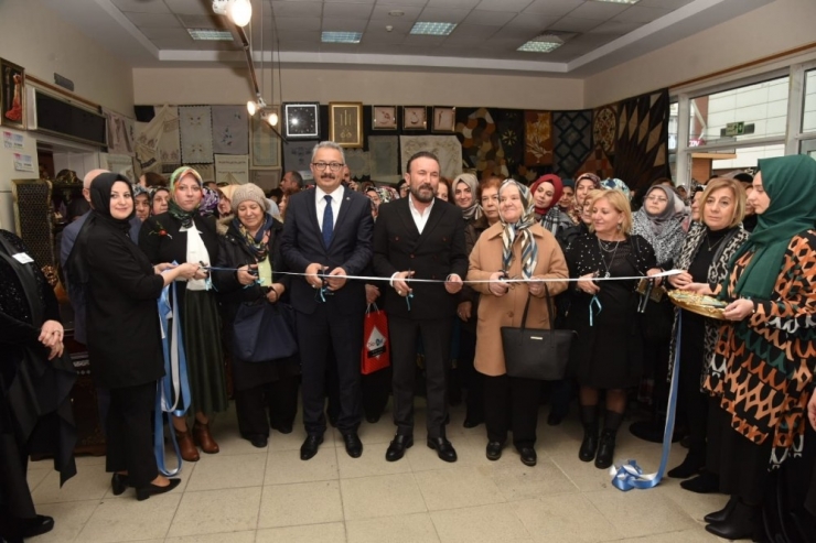 İzmek Yıl Sonu Sergisi Başladı