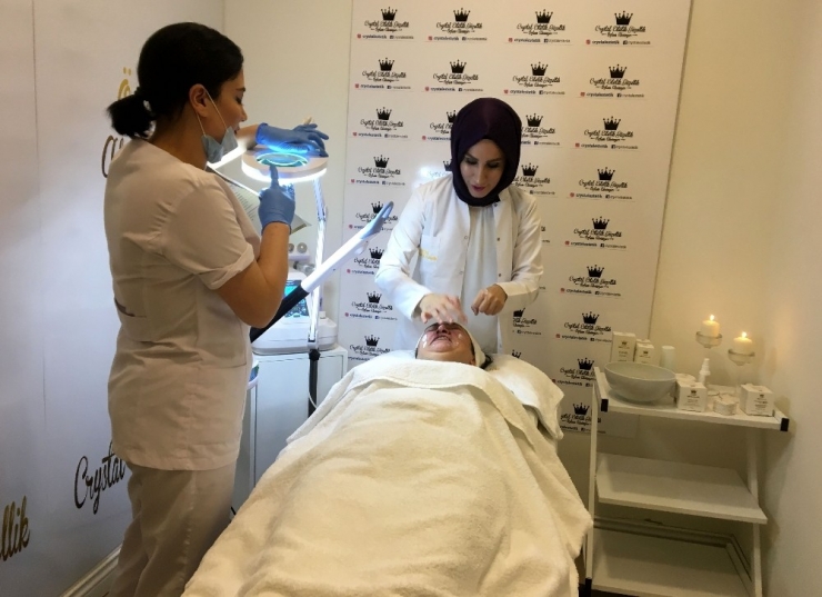 Ödüllü Cilt Bakım Uzmanı Özlem Aksünger, ”Yağlı Ciltliler Bol Sıvı Tüketmeli"