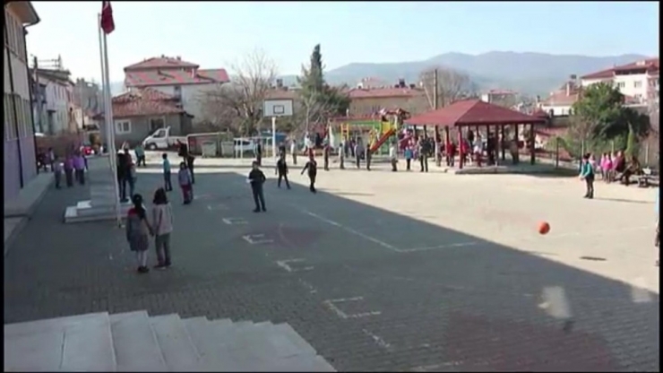 Okulda İstiklal Marşı Okundu, Minik Öğrenciler Her Şeyi Bıraktı