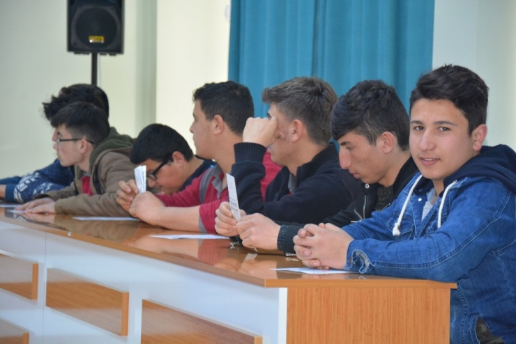 Uşak’ta “Hayalinizdeki Üniversite Meslek Seçimi Ve Farkındalık" Konferansı