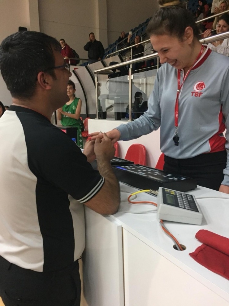 Hakemden Hakeme Sahada Evlenme Teklifi