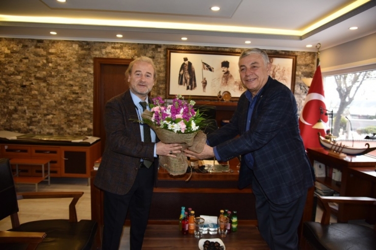 Sarıyer Belediye Başkanı Genç, Tıp Bayramı’nda Sağlık Çalışanlarını Ziyaret Etti