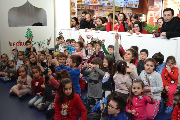 Büyükler Alışverişte, Minikler Eğlencede