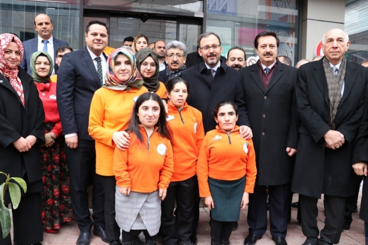 Bakan Kasapoğlu: “Tesisleriyle, Kütüphanesiyle Modern Bir Stadı Kente Kazandıracağız”