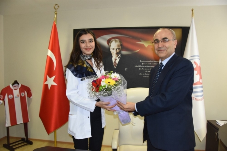 Tıp Öğrencisi Dekanlık Koltuğunda