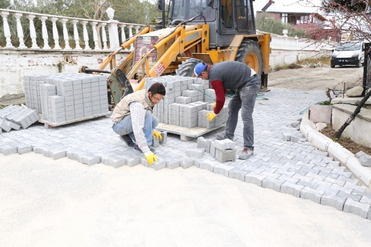 Burhaniye’de Yollar Çiçek Açıyor