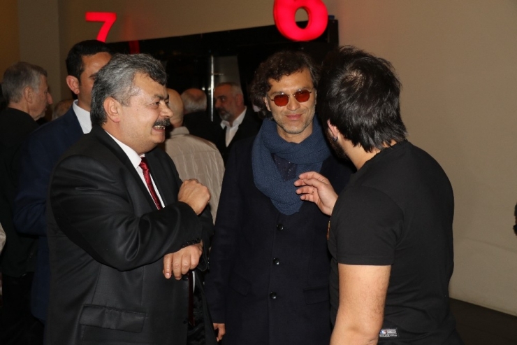 Ünlü Sanatçı Bülent Çolak: “Bir Gün Herkes Sinemayı, Sinema Perdesinde İzleyecek”