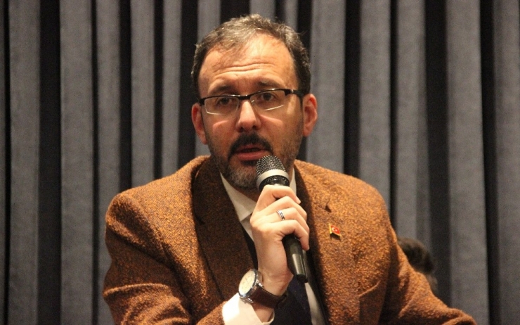 Bakan Kasapoğlu’ndan Futboldaki Yabancı Kuralı Açıklaması