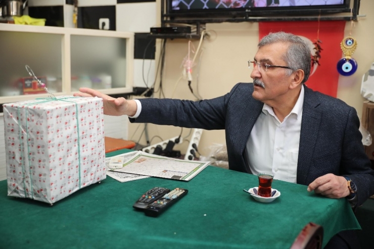 Murat Aydın Oy İsteyip “Veririm” Cevabını Aldığı Vatandaşa Sımsıkı Sarıldı