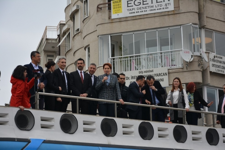 Akşener, Manisa’da Seçmenleriyle Buluştu
