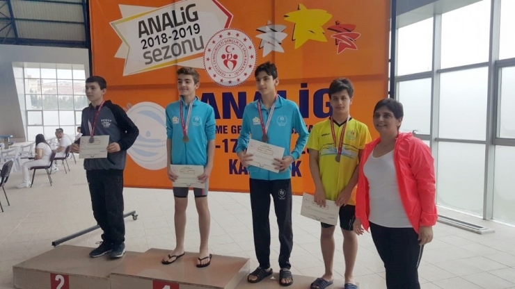 Karabük’te Düzceli Yüzücüler Kürsüye Çıktı