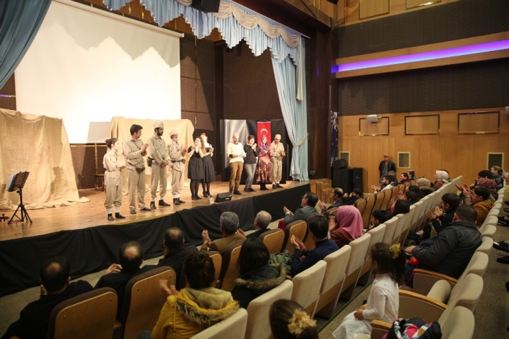 Karaköprü’de ‘Çanakkale Sargı Yeri’ Oyunu Sahnelendi