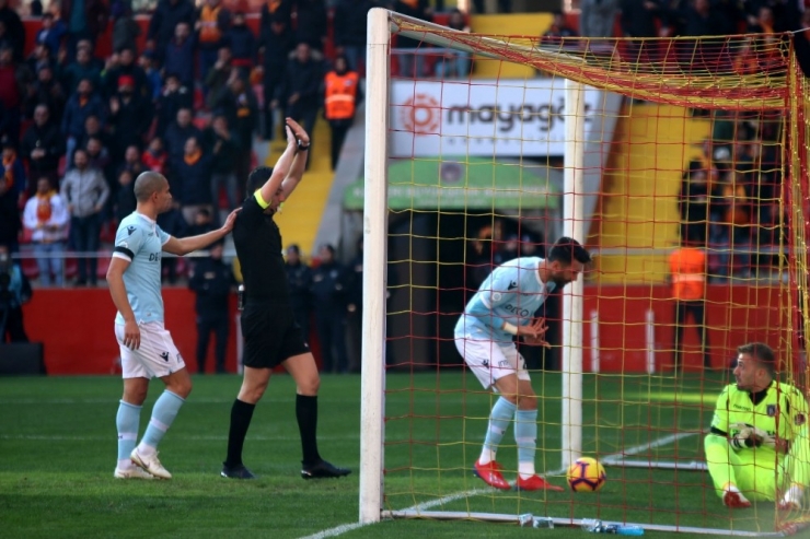Spor Toto Süper Lig: İm Kayserispor: 1 - Medipol Başakşehir: 0 (İlk Yarı)