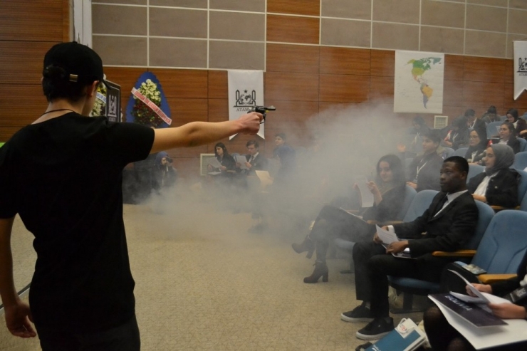 Liseli Öğrencilerden Dünya Meselelerini Yeni Çözümler