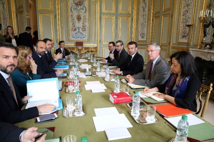 Macron, Şanzelize’yi Kapatmaya Hazırlanıyor