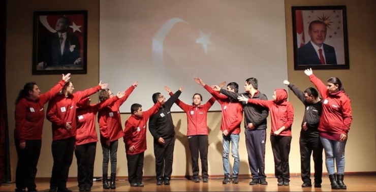 Özel Öğrenciler Çanakkale Şehitlerini Anlamlı Gösterile Andı