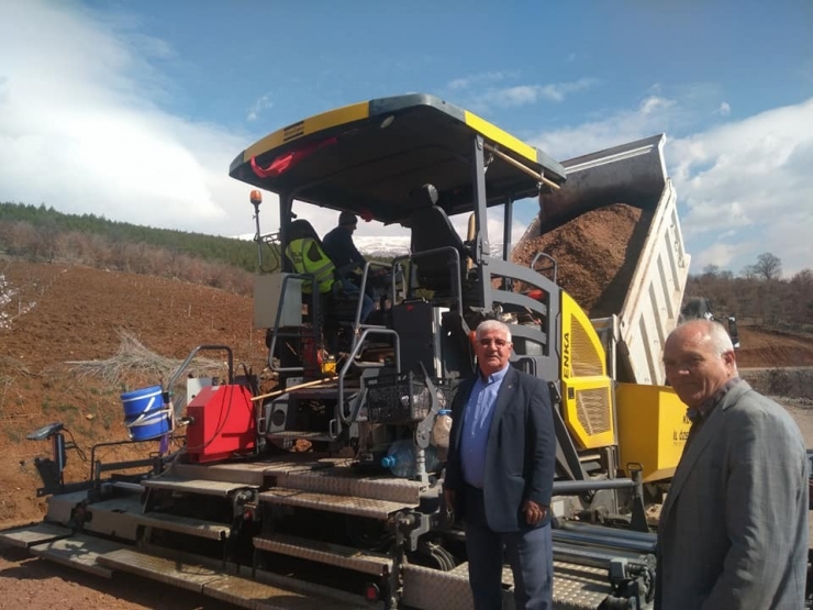 Şaphane’de Köy Yollarına Sıcak Asfalt Atma Çalışmaları