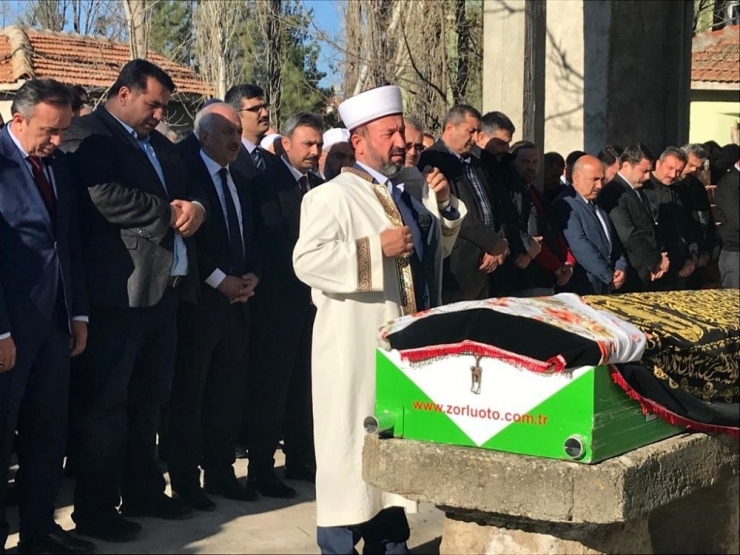 Ak Parti’li Vekil Annesinin Cenaze Namazını Kendi Kıldırdı