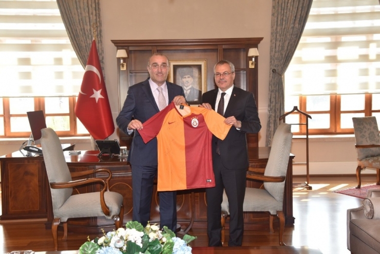 Albayrak’tan Vali Deniz’e Galatasaray Forması