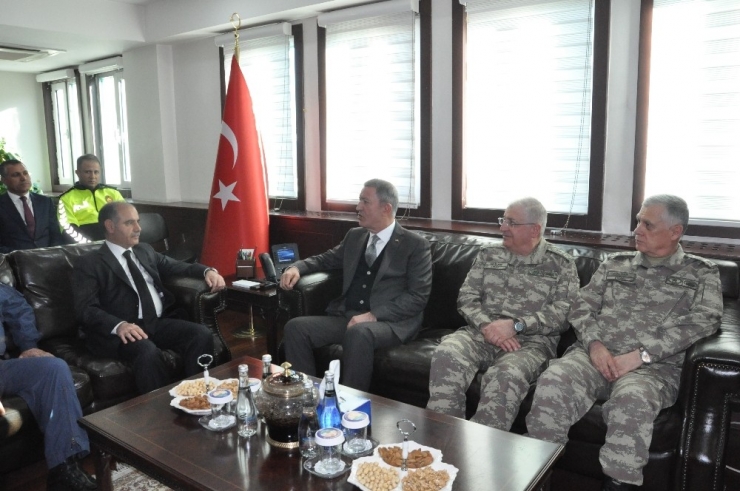 Milli Savunma Bakanı Akar Şırnak’ta